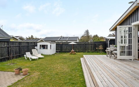 Sofine - 250M from the Sea: Maison, Toit, Domicile, Zone Résidentielle, Siding, Chalet, Porche, Ombre, Plate-Forme, Arrière-Cour