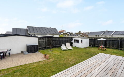 Sofine - 250M from the Sea: Ciel, Bâtiment, Toit, Maison, Domicile, Zone Résidentielle, Architecture, Lot Terre, Siding, Chalet