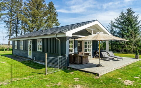 Nanja - 759M from the Sea: Chalet, Domicile, Maison, Toit, Porche, Biens, Siding, Batiments Jardin, Ferme, Cour
