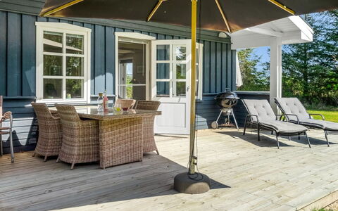 Nanja - 759M from the Sea: Chalet, Domicile, Maison, Toit, Porche, Biens, Siding, Batiments Jardin, Ferme, Cour