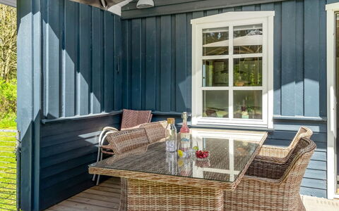 Nanja - 759M from the Sea: Chalet, Domicile, Maison, Toit, Porche, Biens, Siding, Batiments Jardin, Ferme, Cour