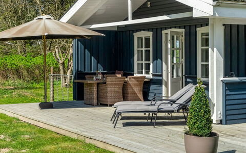 Nanja - 759M from the Sea: Chalet, Domicile, Maison, Toit, Porche, Biens, Siding, Batiments Jardin, Ferme, Cour