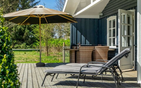 Nanja - 759M from the Sea: Chalet, Domicile, Maison, Toit, Porche, Biens, Siding, Batiments Jardin, Ferme, Cour