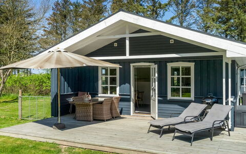 Nanja - 759M from the Sea: Chalet, Domicile, Maison, Toit, Porche, Biens, Siding, Batiments Jardin, Ferme, Cour