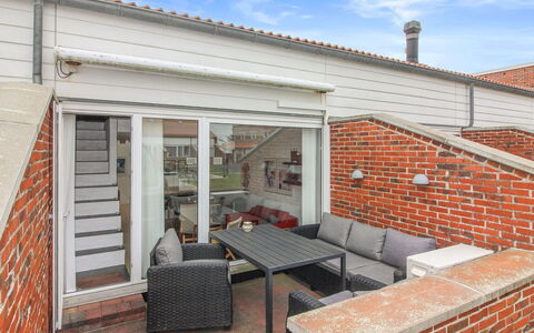 Skarp - 500M from the Sea: Maison, Domicile, Porte, Toit, Chalet, Biens, Jardin, Ombre, Siding, Cour