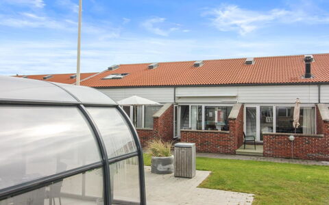 Skarp - 500M from the Sea: Maison, Domicile, Porte, Toit, Chalet, Biens, Jardin, Ombre, Siding, Cour