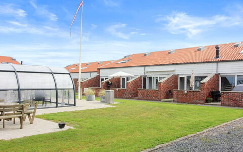 Skarp - 500M from the Sea: Maison, Domicile, Porte, Toit, Chalet, Biens, Jardin, Ombre, Siding, Cour
