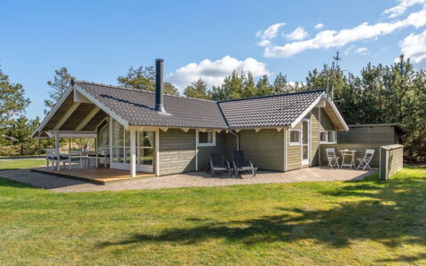 Saana - 700M from the Sea: Domicile, Toit, Maison, Porte, Chalet, Ombre, Jardin, Couverture De Sol, Porche, Cour