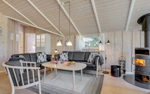 Saana - 700M from the Sea: Domicile, Toit, Maison, Porte, Chalet, Ombre, Jardin, Couverture De Sol, Porche, Cour