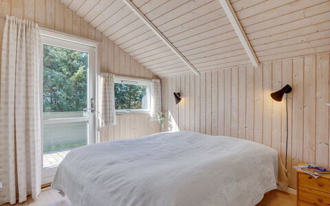 Saana - 700M from the Sea: Domicile, Toit, Maison, Porte, Chalet, Ombre, Jardin, Couverture De Sol, Porche, Cour