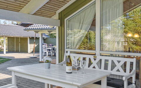 Saana - 700M from the Sea: Domicile, Toit, Maison, Porte, Chalet, Ombre, Jardin, Couverture De Sol, Porche, Cour