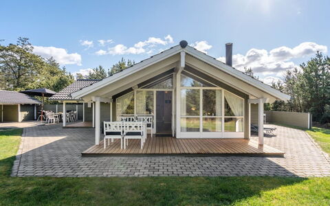 Saana - 700M from the Sea: Domicile, Toit, Maison, Porte, Chalet, Ombre, Jardin, Couverture De Sol, Porche, Cour