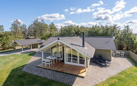 Saana - 700M from the Sea: Toit, Chalet, Domicile, Ombre, Siding, Ferme, Porche, Structure En Plein Air, Batiments Jardin