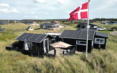 Aruna - 200M from the Sea: Maison, Domicile, Porte, Toit, Chalet, Biens, Jardin, Ombre, Siding, Cour