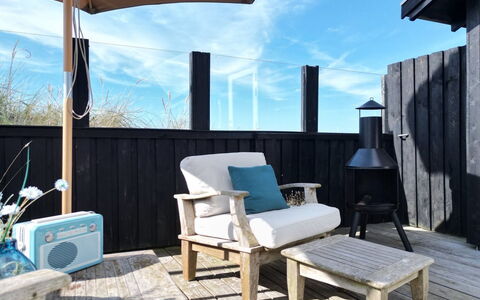Aruna - 200M from the Sea: Maison, Domicile, Porte, Toit, Chalet, Biens, Jardin, Ombre, Siding, Cour