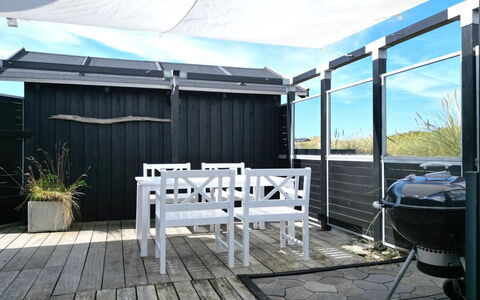 Aruna - 200M from the Sea: Maison, Domicile, Porte, Toit, Chalet, Biens, Jardin, Ombre, Siding, Cour