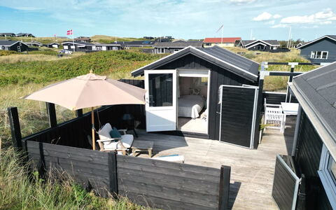 Aruna - 200M from the Sea: Maison, Domicile, Porte, Toit, Chalet, Biens, Jardin, Ombre, Siding, Cour