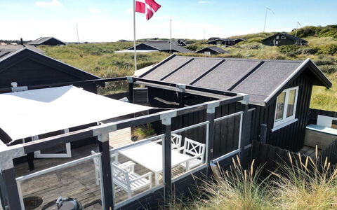 Aruna - 200M from the Sea: Maison, Domicile, Porte, Toit, Chalet, Biens, Jardin, Ombre, Siding, Cour
