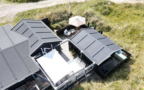 Aruna - 200M from the Sea: Maison, Domicile, Porte, Toit, Chalet, Biens, Jardin, Ombre, Siding, Cour