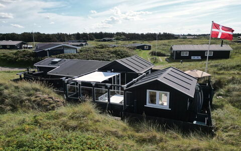 Aruna - 200M from the Sea: Maison, Domicile, Porte, Toit, Chalet, Biens, Jardin, Ombre, Siding, Cour