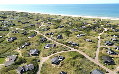 Aruna - 200M from the Sea: Maison, Domicile, Porte, Toit, Chalet, Biens, Jardin, Ombre, Siding, Cour