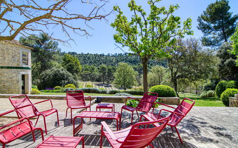 Domaine de Piegros: Plante, Ciel, Propriété, Meubles, Table, Arbre, Tableau De Plein Air, Chaise, Mobilier De Jardin, Ombre