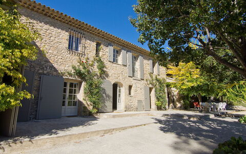 Domaine de Piegros: Plante, Ciel, Fenêtre, Bâtiment, Porte, Surface De La Route, Lot Terre, Lumière Du Soleil, Ombre, Chalet