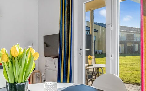 Risker - 70M from the Sea: Chalet, Arrière-Cour, Cour, Batiments Jardin, Cabanon, Siding, Mobilier De Jardin, Cabane En Rondins, Structure En Plein Air, Cabane