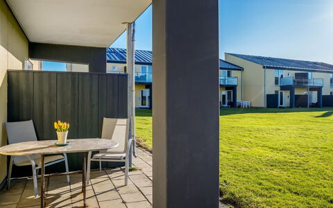 Risker - 70M from the Sea: Chalet, Arrière-Cour, Cour, Batiments Jardin, Cabanon, Siding, Mobilier De Jardin, Cabane En Rondins, Structure En Plein Air, Cabane
