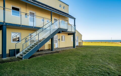 Risker - 70M from the Sea: Chalet, Arrière-Cour, Cour, Batiments Jardin, Cabanon, Siding, Mobilier De Jardin, Cabane En Rondins, Structure En Plein Air, Cabane