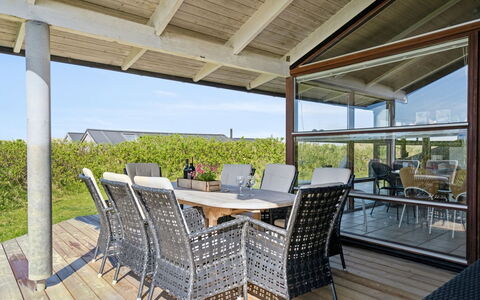 Danica - 175M from the Sea: Domicile, Toit, Maison, Porte, Chalet, Ombre, Jardin, Couverture De Sol, Porche, Cour