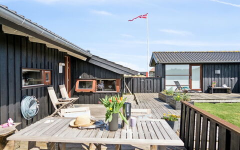 Danica - 175M from the Sea: Domicile, Toit, Maison, Porte, Chalet, Ombre, Jardin, Couverture De Sol, Porche, Cour