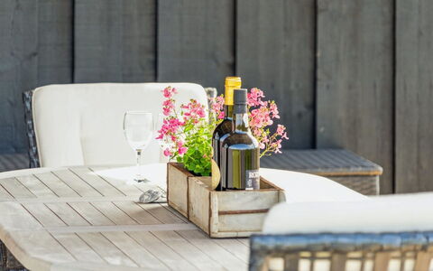 Danica - 175M from the Sea: Domicile, Toit, Maison, Porte, Chalet, Ombre, Jardin, Couverture De Sol, Porche, Cour