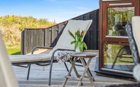 Danica - 175M from the Sea: Domicile, Toit, Maison, Porte, Chalet, Ombre, Jardin, Couverture De Sol, Porche, Cour