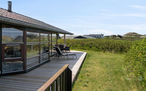 Danica - 175M from the Sea: Domicile, Toit, Maison, Porte, Chalet, Ombre, Jardin, Couverture De Sol, Porche, Cour