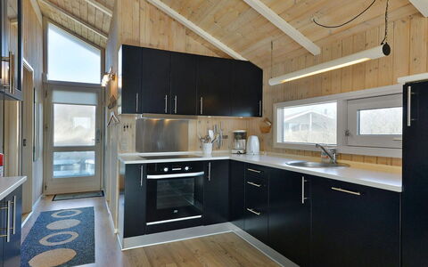 Styrbiorn - 100M from the Sea: Maison, Domicile, Porte, Toit, Chalet, Biens, Jardin, Ombre, Siding, Cour