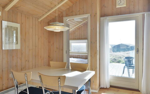 Styrbiorn - 100M from the Sea: Maison, Domicile, Porte, Toit, Chalet, Biens, Jardin, Ombre, Siding, Cour