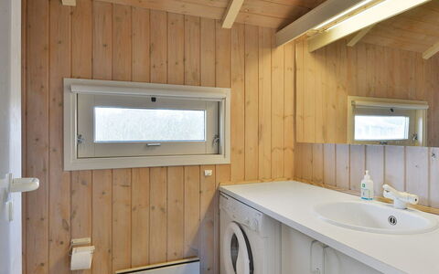 Styrbiorn - 100M from the Sea: Maison, Domicile, Porte, Toit, Chalet, Biens, Jardin, Ombre, Siding, Cour