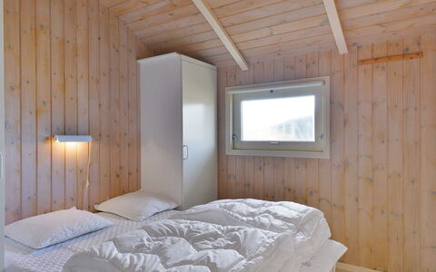 Styrbiorn - 100M from the Sea: Maison, Domicile, Porte, Toit, Chalet, Biens, Jardin, Ombre, Siding, Cour