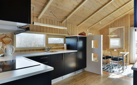 Styrbiorn - 100M from the Sea: Maison, Domicile, Porte, Toit, Chalet, Biens, Jardin, Ombre, Siding, Cour