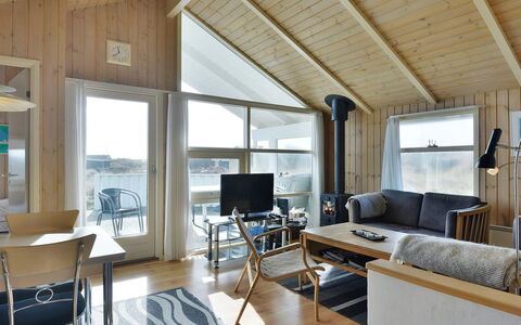 Styrbiorn - 100M from the Sea: Maison, Domicile, Porte, Toit, Chalet, Biens, Jardin, Ombre, Siding, Cour