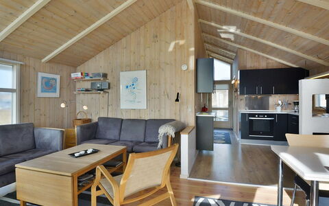 Styrbiorn - 100M from the Sea: Maison, Domicile, Porte, Toit, Chalet, Biens, Jardin, Ombre, Siding, Cour
