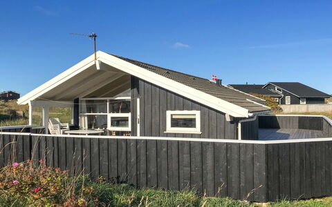 Styrbiorn - 100M from the Sea: Maison, Domicile, Porte, Toit, Chalet, Biens, Jardin, Ombre, Siding, Cour