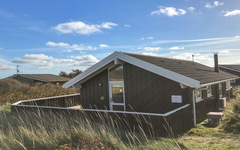 Styrbiorn - 100M from the Sea: Maison, Domicile, Porte, Toit, Chalet, Biens, Jardin, Ombre, Siding, Cour