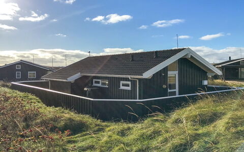 Styrbiorn - 100M from the Sea: Maison, Domicile, Porte, Toit, Chalet, Biens, Jardin, Ombre, Siding, Cour