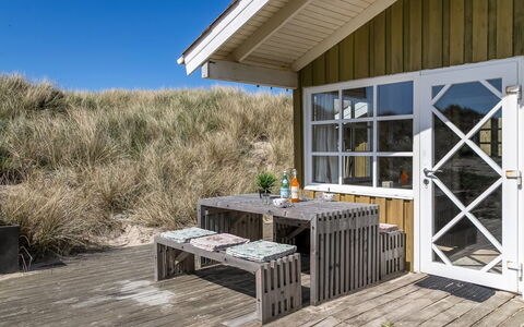 Guthfrith - 100M from the Sea: Toit, Domicile, Porte, Chalet, Ombre, Siding, Cour, Biens, Arrière-Cour