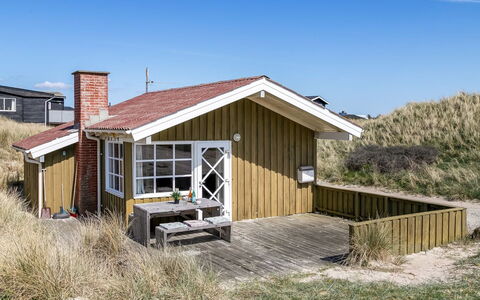 Guthfrith - 100M from the Sea: Toit, Domicile, Porte, Chalet, Ombre, Siding, Cour, Biens, Arrière-Cour