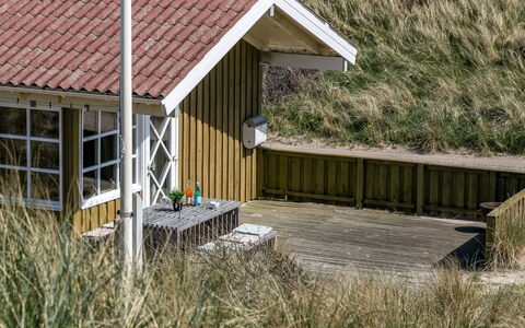 Guthfrith - 100M from the Sea: Toit, Domicile, Porte, Chalet, Ombre, Siding, Cour, Biens, Arrière-Cour