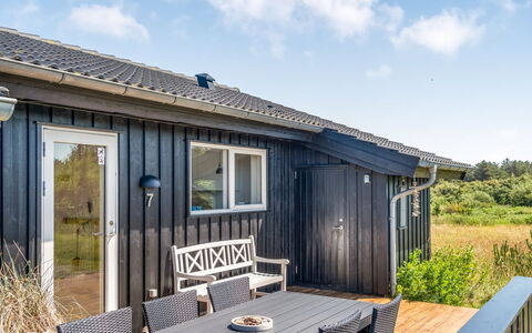 Hildegardt - 1Km from the Sea: Toit, Maison, Domicile, Chalet, Siding, Biens, Allée, Batiments Jardin, Cour, Cabanon