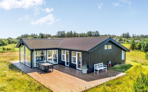 Hildegardt - 1Km from the Sea: Toit, Maison, Domicile, Chalet, Siding, Biens, Allée, Batiments Jardin, Cour, Cabanon